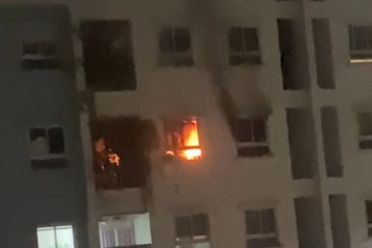 Hà Nội: Cháy chung cư lúc rạng sáng do chập điện