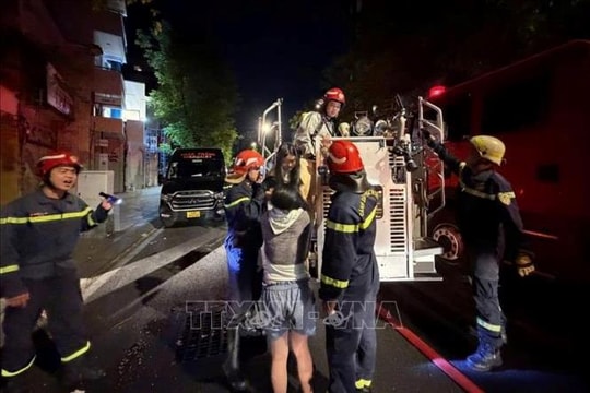 Cứu 5 người mắc kẹt trong vụ cháy nhà ở TP Hồ Chí Minh