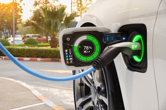 Sạc EV nhanh ngang đổ xăng, cuộc cách mạng pin đang đến gần