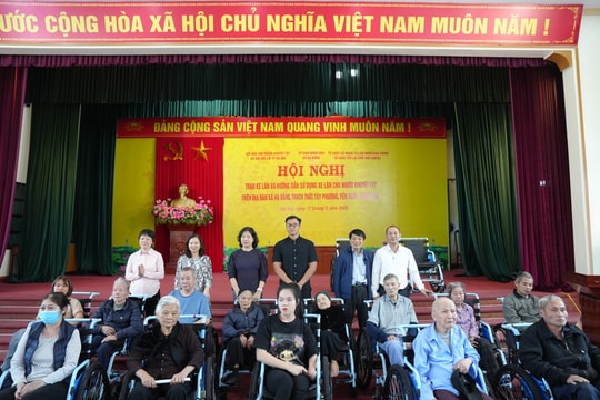 Hạ Bằng trao xe lăn cho người khuyết tật, lan tỏa sẻ chia