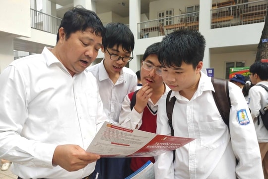 Hơn 1.300 học sinh được tư vấn hướng nghiệp, chọn ngành