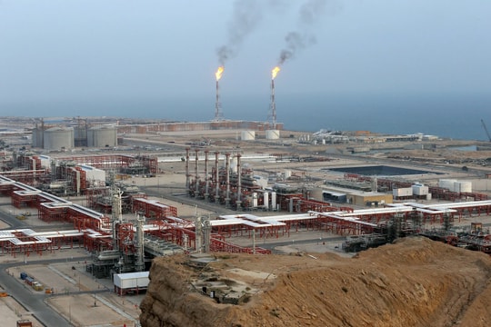 Iran cáo buộc Mỹ, Israel tấn công hạ tầng dầu mỏ và khí tự nhiên