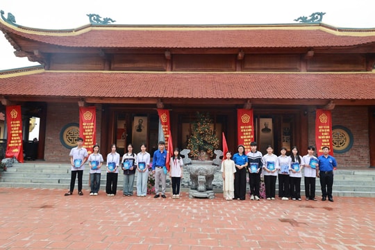 Ứng Thiên kết nạp đoàn viên tiêu biểu tại “địa chỉ đỏ”, tặng quà học sinh khó khăn