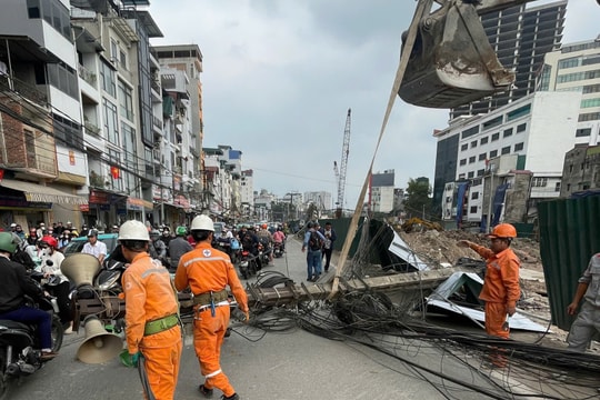 Hà Nội xử lý nhanh sự cố cột điện đổ trên phố Đê La Thành