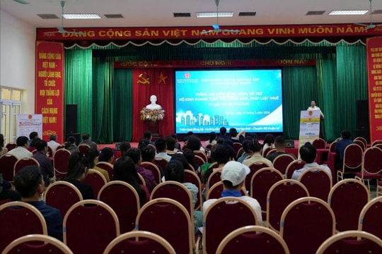 Cán bộ hướng dẫn tận nơi, hỗ trợ hộ kinh doanh ở xã Thuận An kê khai thuế
