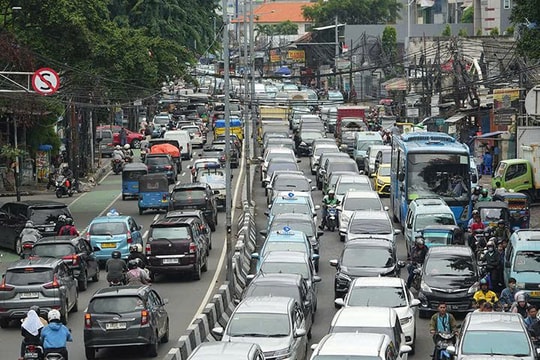 Giá dầu tăng mạnh, nỗi lo thiếu nhiên liệu phủ bóng kỳ nghỉ lễ Indonesia