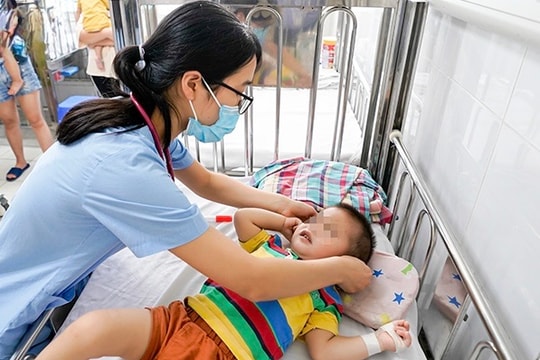 Tay chân miệng “vào mùa”, cảnh báo số trẻ nhập viện tăng mạnh