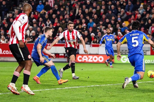 "Ngựa ô" Ngoại hạng Anh: Brentford vươn lên đua vé dự cúp châu Âu