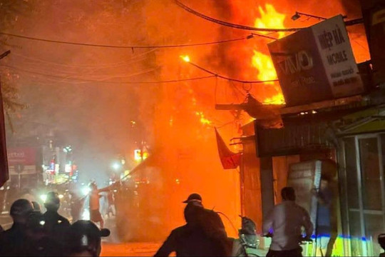 Hà Nội: Cháy nhà trên phố Định Công Hạ