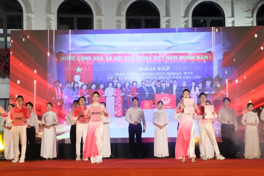 Phường Hoàn Kiếm: Sôi nổi chương trình văn nghệ chào mừng thành công bầu cử