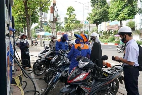 Giá xăng dầu chỉ được điều chỉnh ngay sau 1 ngày khi giá cơ sở tăng từ 15% trở lên