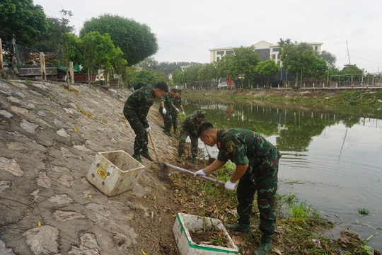 Phường Tây Tựu ra quân xử lý rác thải, làm sạch môi trường