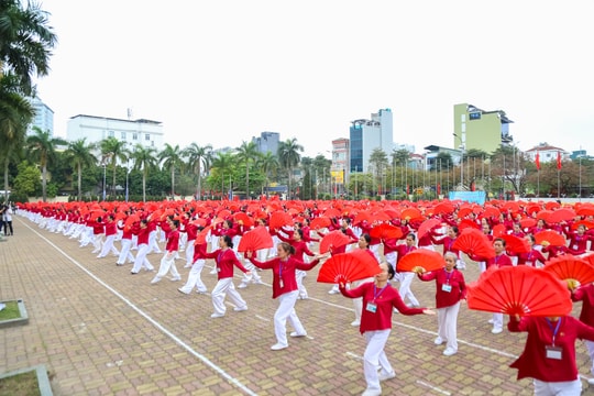 Gần 3.000 người cao tuổi Hà Nội đồng diễn, xác lập kỷ lục múa quạt dưỡng sinh