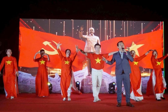 Rực rỡ đêm văn nghệ “Rạng rỡ non sông - Việt Hưng vững bước”