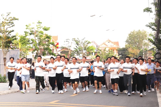 Hơn 1.400 người tham gia Ngày chạy Olympic tại xã Ứng Hòa