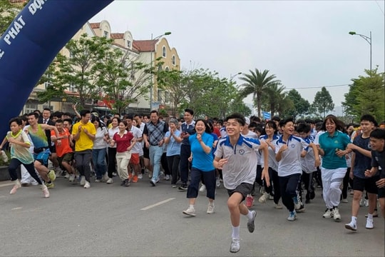 Hàng nghìn người dân xã An Khánh tham gia giải chạy Hànộimới mở rộng lần thứ 51