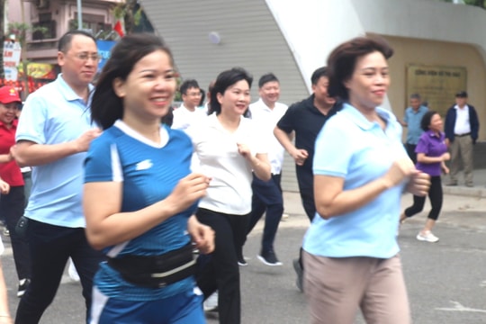 Phường Bạch Mai: Gần 1.000 cán bộ, người dân hưởng ứng "Ngày chạy Olympic vì sức khỏe toàn dân"