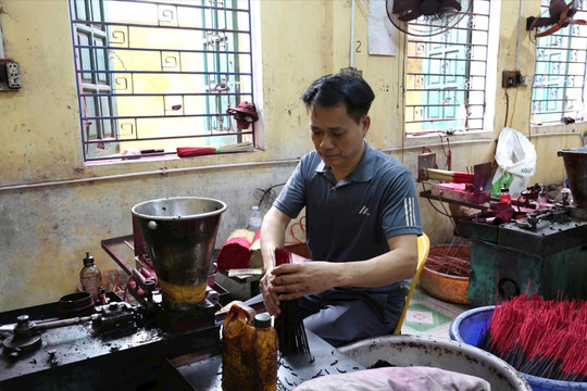 Nghệ nhân “giữ lửa” hương đen Xà Cầu bằng công nghệ