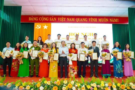 Xã Trung Giã khen thưởng 49 tập thể, 162 cá nhân có thành tích trong công tác bầu cử
