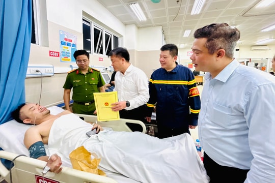 Lãnh đạo phường Hoàng Mai thăm hỏi, động viên các nạn nhân vụ cháy ở phố Lĩnh Nam