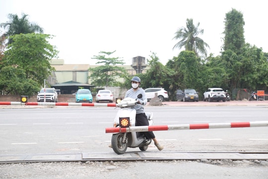Cảnh sát giao thông Hà Nội xử phạt nhiều lái xe "vượt rào" băng qua đường sắt