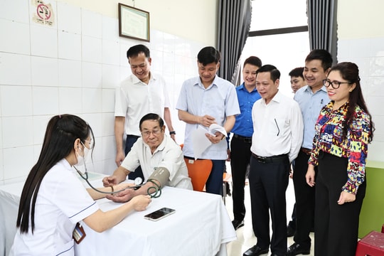 Hòa Xá tổ chức khám sức khỏe và cấp thuốc miễn phí cho đối tượng chính sách