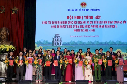Trao giấy chứng nhận đại biểu HĐND phường Hoàn Kiếm khóa II