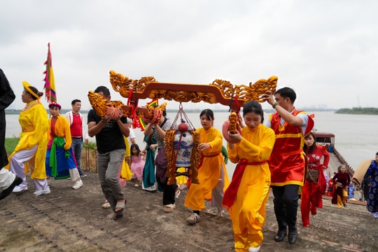 Độc đáo lễ rước nước, tế bánh chưng bánh giầy ở hội làng Tranh Khúc