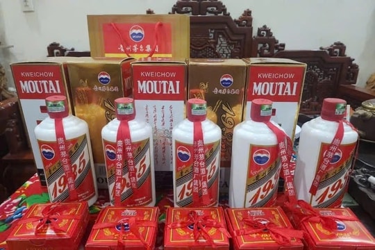 Rượu ngoại “xách tay” trôi nổi: Nguy cơ chết người ẩn sau nhãn mác hào nhoáng