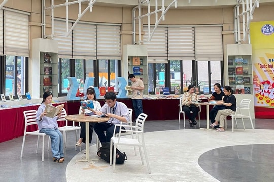 Trưng bày sách, báo “Sáng mãi niềm tin theo Đảng” nhân kỷ niệm 95 Ngày thành lập Đoàn