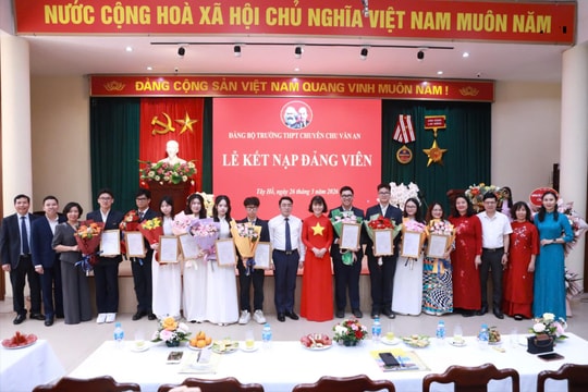 9 học sinh Trường THPT chuyên Chu Văn An được kết nạp Đảng