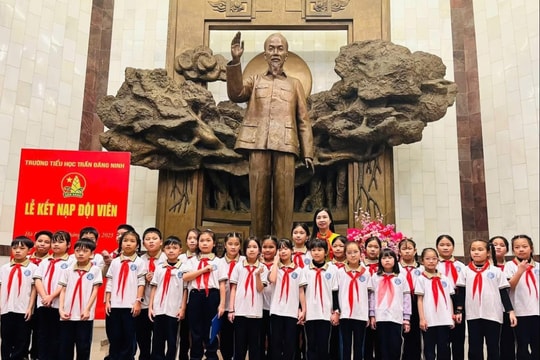 Bồi đắp lý tưởng thế hệ trẻ từ khăn quàng đỏ