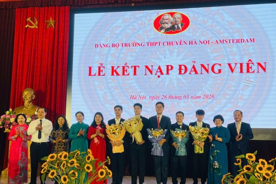 3 học sinh Trường THPT chuyên Hà Nội – Amsterdam vinh dự được kết nạp Đảng
