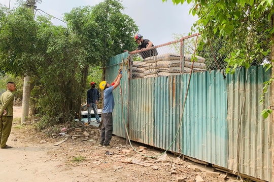 Phường Tây Tựu thực hiện cưỡng chế đối với 3 trường hợp vi phạm trong lĩnh vực đất đai
