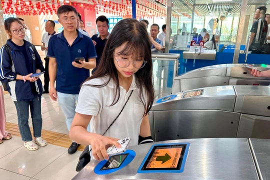 Văn hóa ứng xử trên metro: Thêm thước đo người Hà Nội thanh lịch