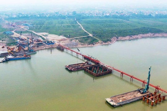 Tăng tốc thi công trên công trường xây dựng cầu Hồng Hà