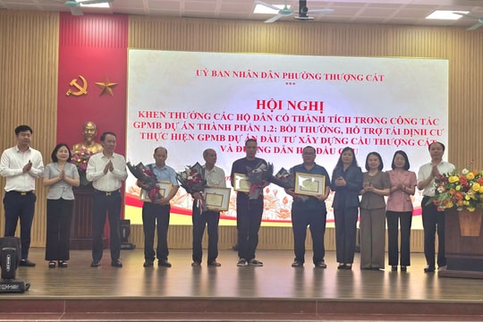 Khen thưởng 5 hộ gia đình tiêu biểu bàn giao mặt bằng dự án cầu Thượng Cát