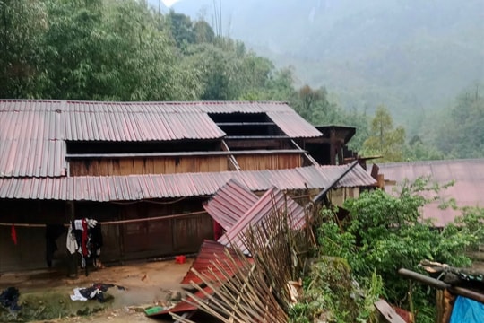 Mưa đá, dông lốc khiến hơn 4.000 nhà dân hư hỏng