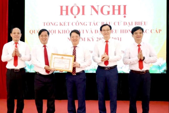 166 tập thể, cá nhân được khen thưởng về công tác bầu cử ở xã Ba Vì
