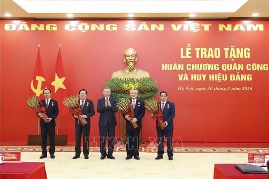 Tổng Bí thư Tô Lâm trao Huân chương Quân công và Huy hiệu Đảng tặng các đồng chí lãnh đạo, nguyên lãnh đạo