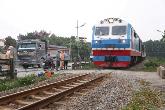 Hà Nội: Rào chắn hàng loạt lối đi tự mở qua đường sắt