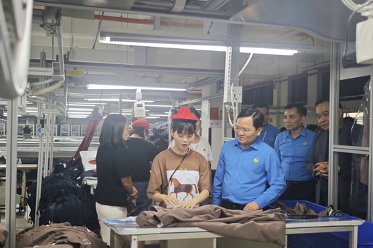 Chủ tịch Tổng Liên đoàn Lao động Việt Nam thăm, tặng quà công nhân tại Phú Nghĩa