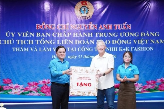 Tổng Liên đoàn Lao động Việt Nam trao 30 suất quà tặng công nhân có hoàn cảnh khó khăn