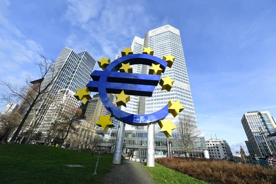 Lạm phát Eurozone tăng mạnh: Chờ động thái từ ECB