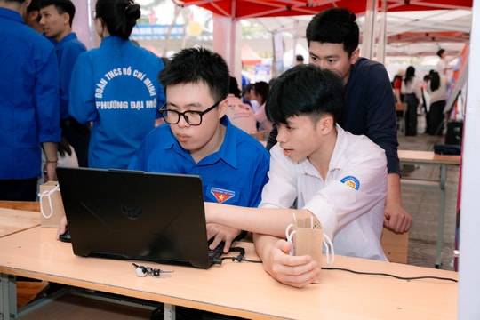 Gian hàng thanh niên phường Tây Mỗ sôi động ngày hội hướng nghiệp