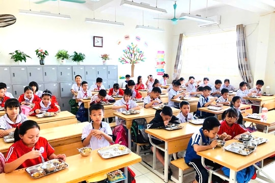 Hà Nội rà soát toàn bộ quy trình tổ chức bữa ăn bán trú trong trường học