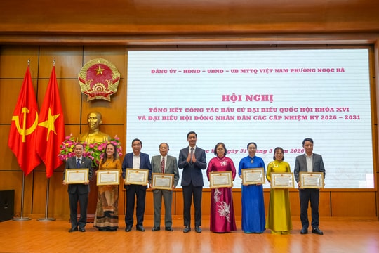 Phường Ngọc Hà: Khen thưởng tập thể, cá nhân xuất sắc trong công tác bầu cử
