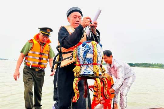 Ấn tượng nghi thức rước cấp thủy lễ hội đình làng Nam Dư Hạ, phường Hoàng Mai
