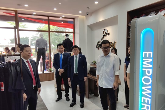 May 10 khai trương hai cửa hàng bán lẻ mới