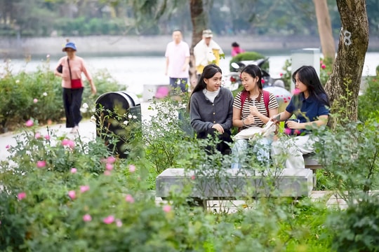 Tháo dỡ hàng rào công viên ở Hà Nội: Bước chuyển từ tư duy “quản lý” sang “phục vụ”